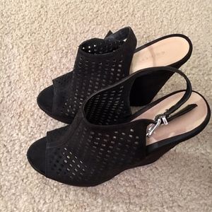 Chinese Laundry Black Lazer Cut Style Pumps